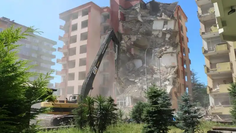 Dalgalar Yıkım Getirdi: İki Bina Riziko Altında!