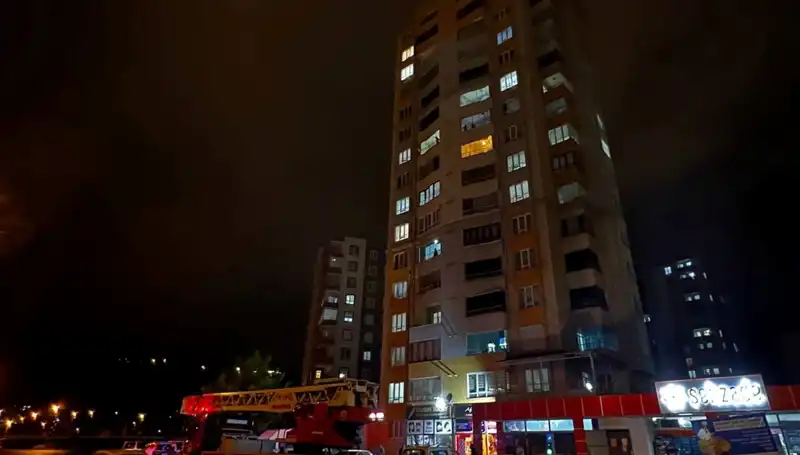 Yenilenen Tümüyle Değişen Apartmanda Yıldırım Düşmesi Panik Yarattı