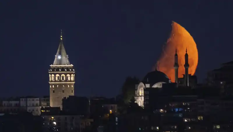 İstanbul'da Yarım Ay Güzelliği: Gökyüzü Şehrin Üzerinde Parlıyor