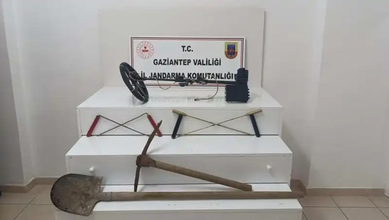 Define Arayışı İçin Yeraltına İndiler: İki Kişi Suçüstü Yakalandı