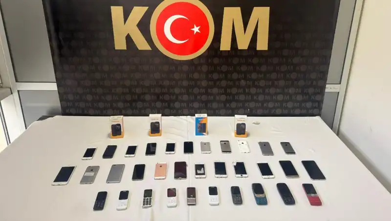 Gümrükte Şok! 37 Kaçak Cep Telefonu Ele Geçirildi
