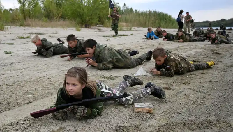 Rusya'da 8 Yaşındaki Çocuklar Askeri Kamp Eğitimi Alıyor