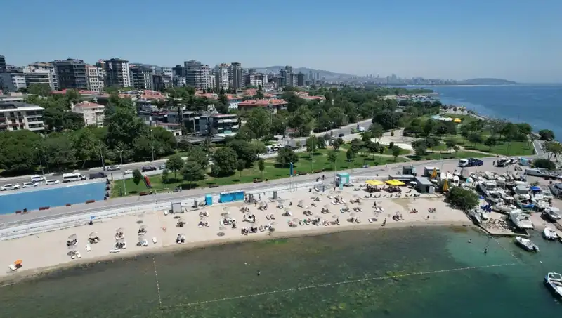 İstanbul'da Sıcaktan Bunalanlar Caddebostan Sahili'ni Doldurdu