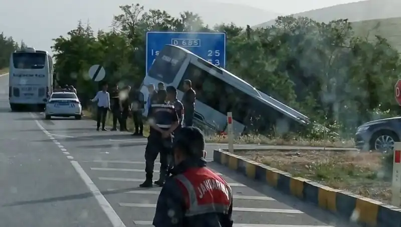 Isparta'da Tur ve Yolcu Otobüsü Çarpıştı: Yaralıların Durumu Belirsiz