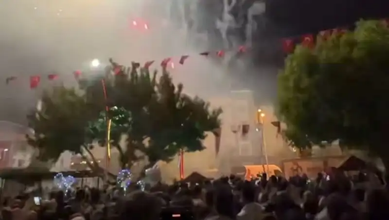 Havai Fişek Gösterisi İhmal Sonucu Hastanelik Olanlar Var
