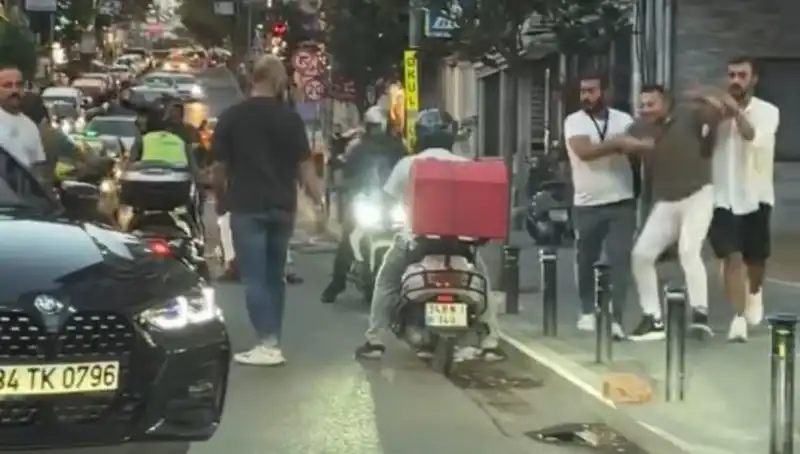 Nişantaşı'nda Yol Verme Tartışması Sopayla Korku Dolu Anlar Yarattı
