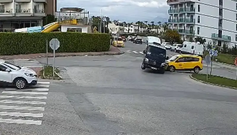 Kavşakta Feci Kaza: Minibüs ile Ticari Taksi Çarpıştı, 5 Yaralı!