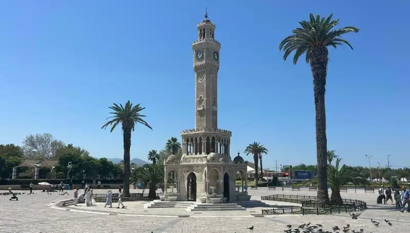 İzmir’de Sıcaklık Rekorları: 42 Dereceyi Geçen Hava, Şehri Küs Ettti