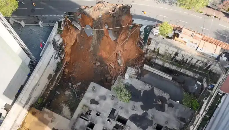 Sarıyer'de Şok İkaza Yol Çöktü: Cadde Trafiğe Kapalı!