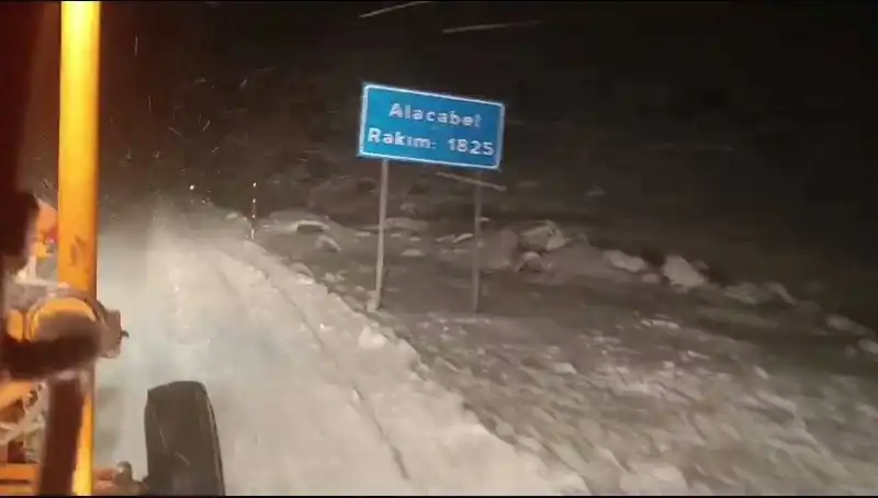 Antalya'da Mevsim Dışı Kar Sürprizi: Şaşkınlık Yaratan Görüntüler