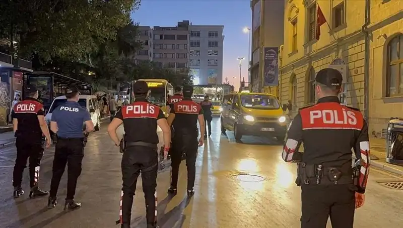 İstanbul'da 4 Saatlik Asayiş Operasyonu: Yüzlerce Gözaltı