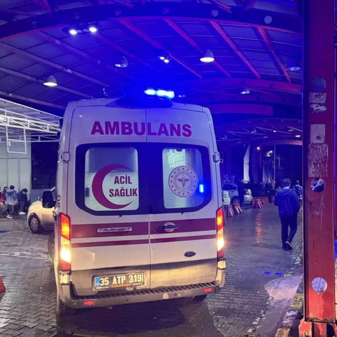 İzmir’de Parkta Bıçaklı Kavga: 1 Kişi Yaralandı