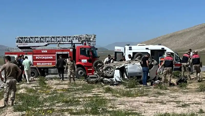 Van'da Korkunç Trafik Kazası: 4 Kişi Hayatını Kaybetti, 2 Yaralı