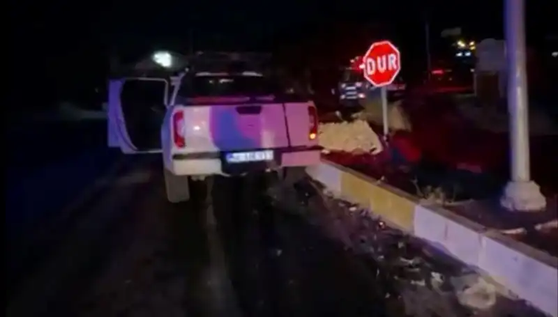 İzmir’deki Feci Trafik Kazası: Kamyonet ve Hafif Ticari Araç Çarpıştı