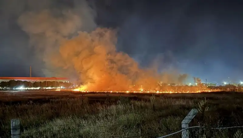 İzmir'de Gece Yarısı Yangın Paniği: Sokaklar Karanlığa Gömüldü