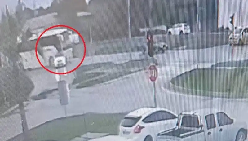 Kırmızı Işığa Duran Araç, Yolcu Otobüsünün Hedefi Oldu