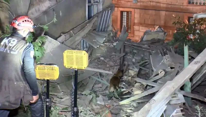 İstanbul'da Deprem Sonrası Çöken Bina, Şehirde Endişe Yarattı