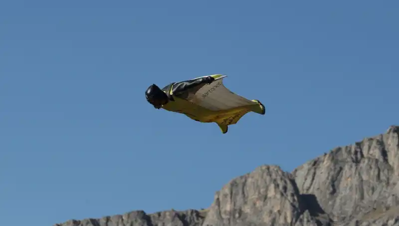 Erzincan'da Adrenalin Tavan Yaptı: Yarasa Adam 250 Kilometre Hızla Atladı!