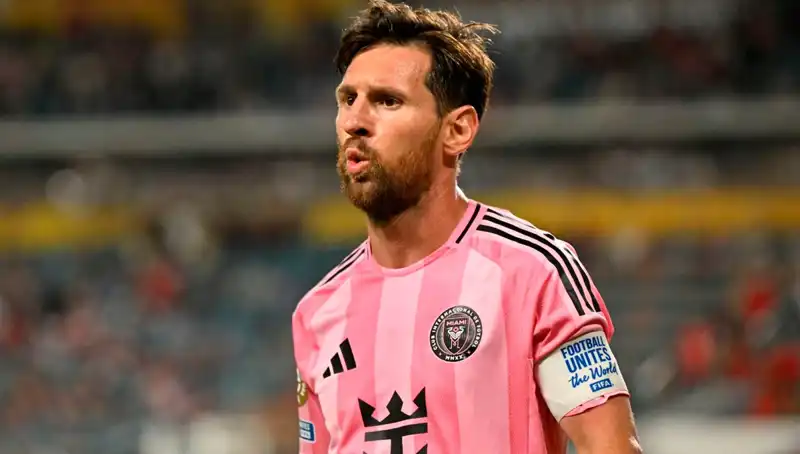 Messi’nin Debut Maçında Heyecan Dolu Anlar: Son Dakika Şutu Direkten Döndü!