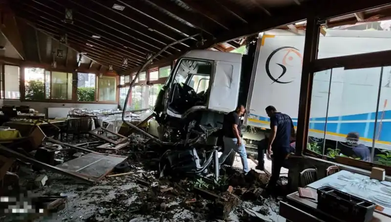 Freni Boşalan Kamyon, Restorana Giriş Yaptı: O Anlar Güvenlik Kamerasında!