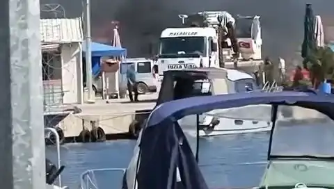 Tuzla'daki Balıkçı Barınağında Yangın Panik Yarattı: Lastikler Kül Oldu