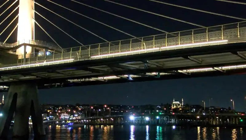 Metro Köprüsünden Denize Düşen Kişi, Kurtarma Çalışmaları Devam Ediyor