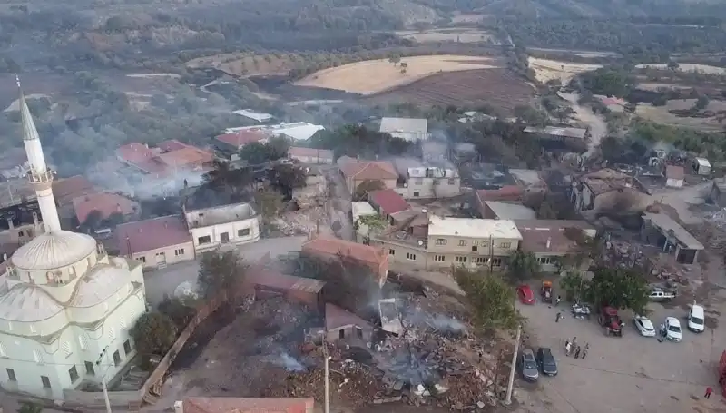 Çanakkale'de Gözyaşartıcı Orman Yangını: Yanan Alanların Havadan Görüntüsü
