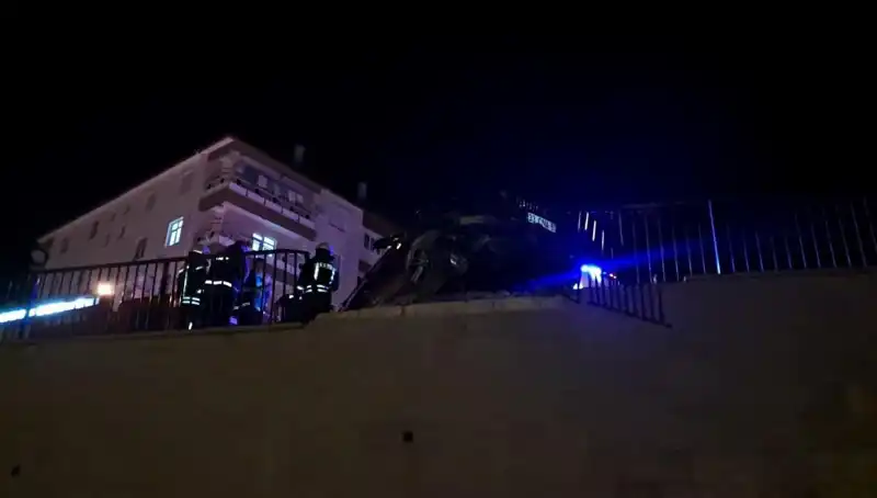 Kontrolden Çıkan Araç, Bariyere Çarpıp Hava Sahayında Asılı Kaldı