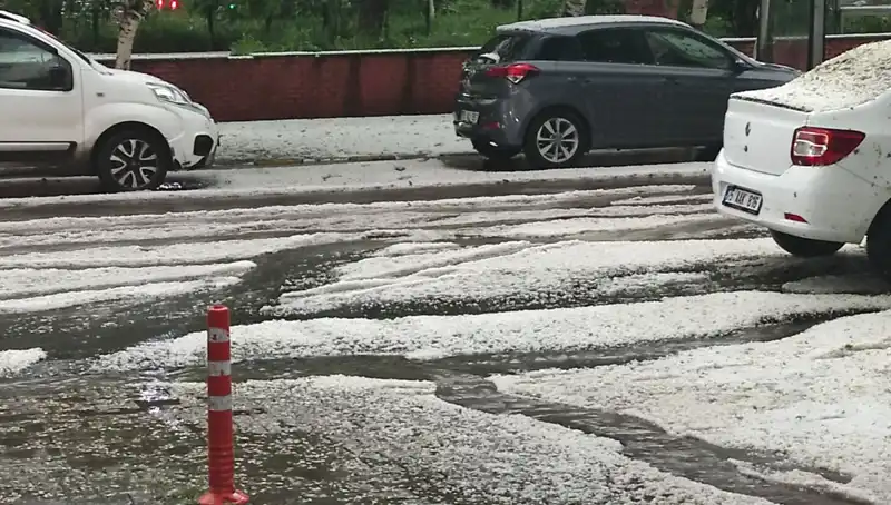 Ardahan'da Dolu Nedeniyla Şehir Beyaza Büründü: Doğa Olayının Etkileri