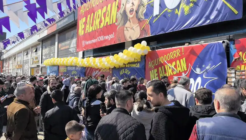 Bursa’da Beklenen İndirim Günlerinde Yoğun Alışveriş Kalabalığı Yaşandı