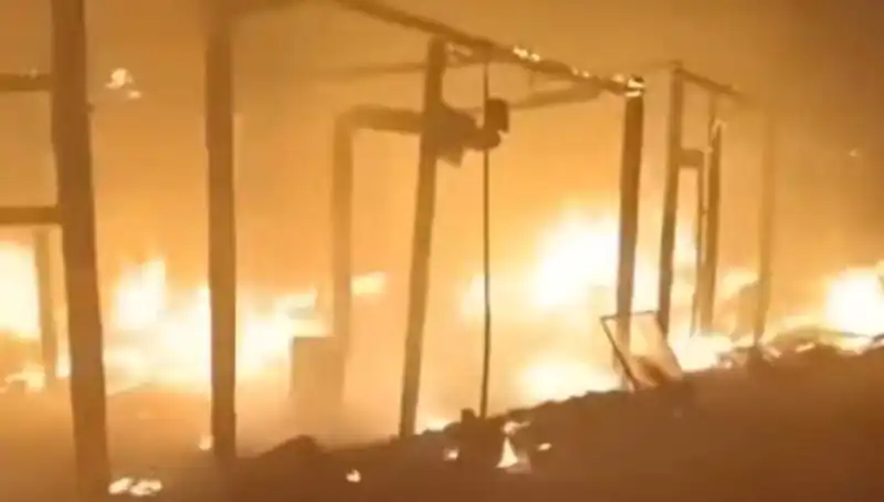 Elektrik Tellerinin Koptuğu Yangın 15 Çadırı Küle Çevirdi!