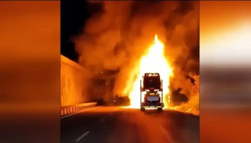 Otomobil Yüklü Tırda Çıkan Yangın, 8 Araç Kül Olmasına Neden Oldu