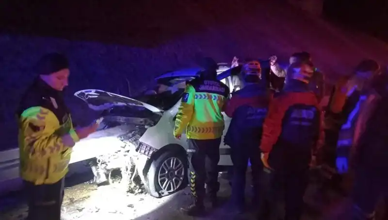 Otomobil Kazasında Bariyer, Araca Saplandı: 4 Kişi Yaralandı