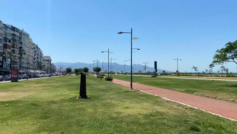 İzmir'de Sıcaklık Rekoru: Kordon Boş Kaldı, Yaz Ortası Eylül'de Beklenmedik Sıcaklar!