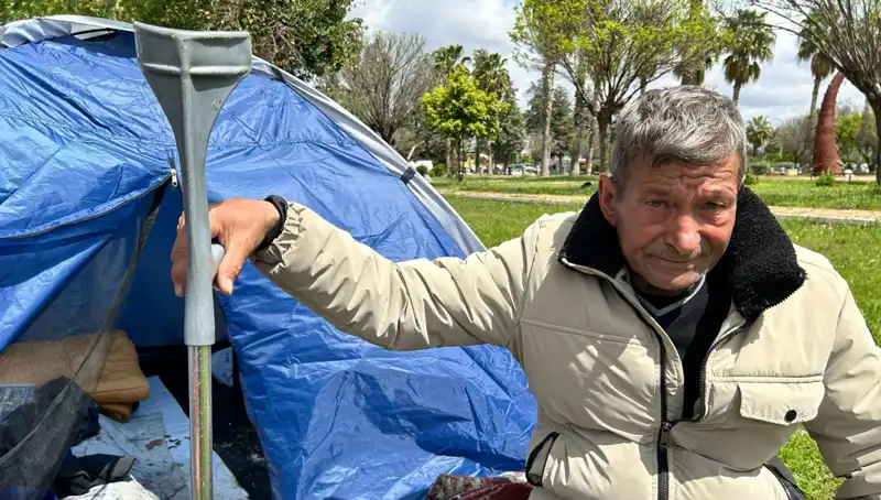Kaza Sonrası Hayatı Değişen Adamın Dramı: Parkta Çadırda Yaşıyor
