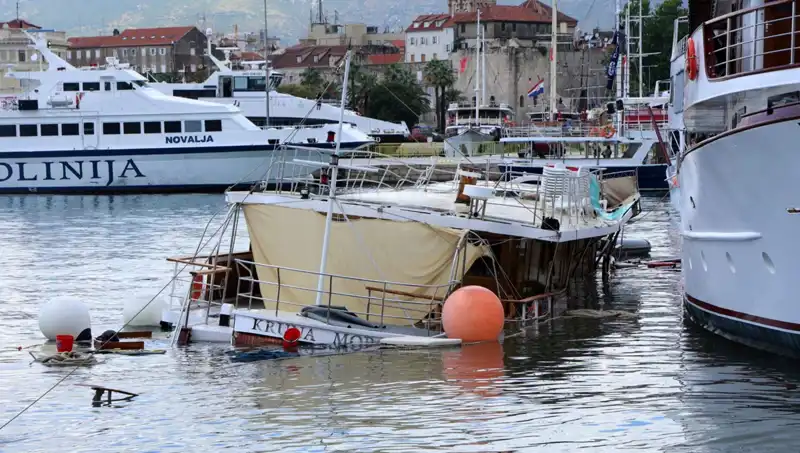 Hırvatistan'da Şiddetli Fırtına Feribotu Battırdı: Olayın Tüm Detayları!