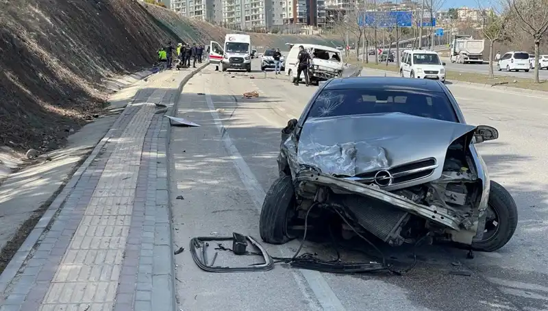 Trafikte Dehşet Anları: Otomobil Minibüse Çarptı, 1 Ölü 3 Yaralı