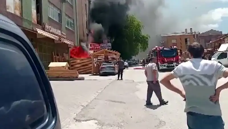 Ankara'da Yangın Panik Yarattı: İş Yerleri Alev Alev Yandı!