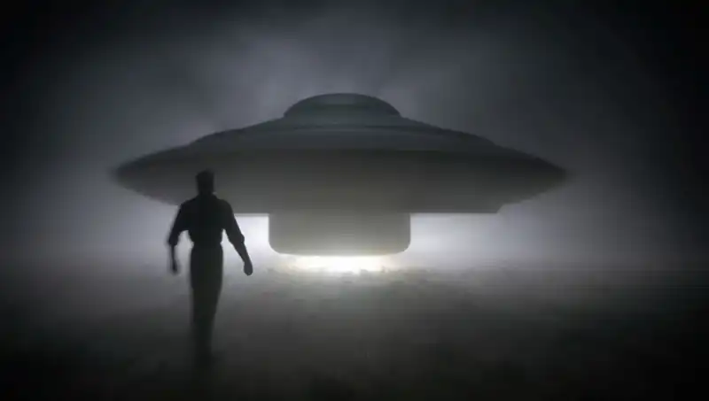 UFO Uzmanı Ağlıyor: "Uzaylılar Masum İnsanları Hedef Alıyor"