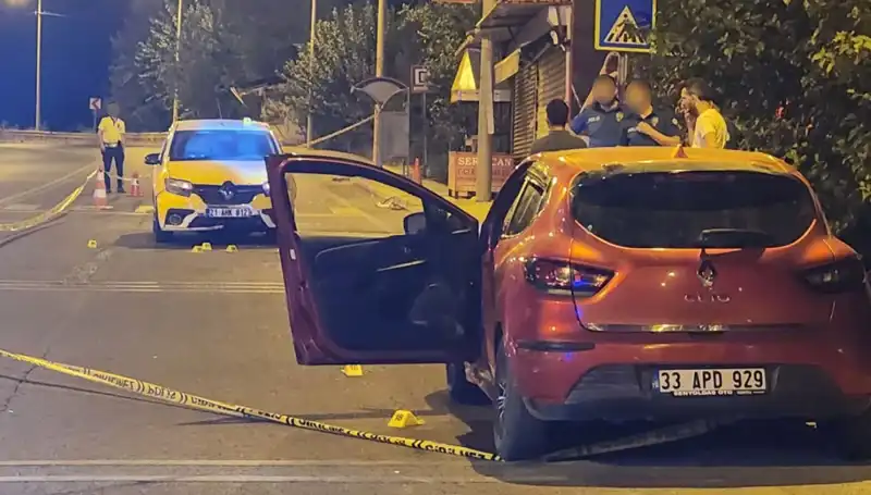 İnanılmaz Olay! Otomobillerden İnip Birbirlerine Kurşun Yağdırdılar