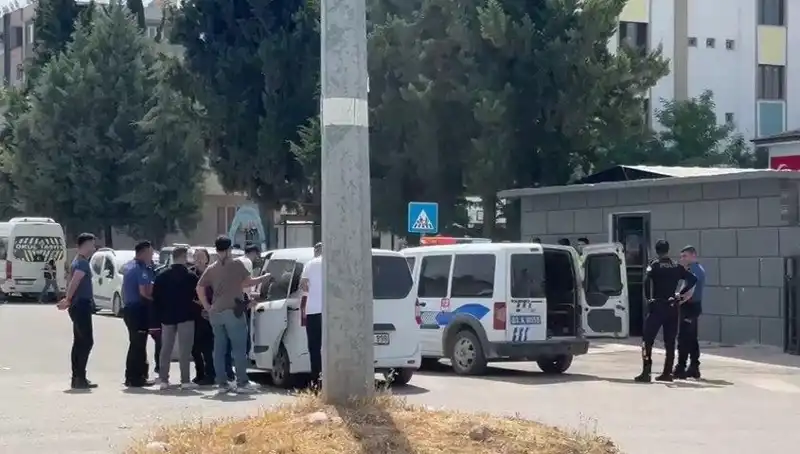 Adliye Önünde Kavga Çıkan İki Ailenin Sözlü Tartışması Kanlı Bitti!