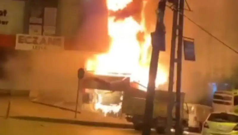 Başakşehir’deki İş Merkezinde Korkutan Yangın: İlk Bilgiler Geldi!