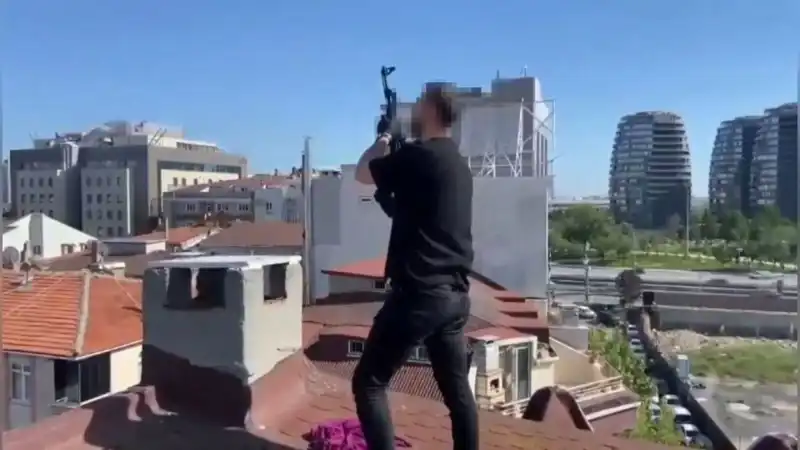 İstanbul'da Gizemli Çatıda Silah Operasyonu: Bacadan AK-47 Çıktı!