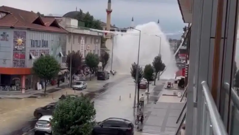 İçme Suyunda Şok Olay: Boru Patladı, Su Semtleri Serinletti!