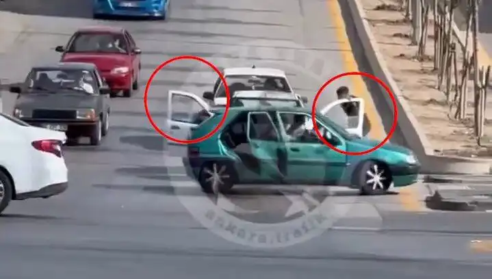 Trafikte Bıçak ve Kılıçlı Saldırı: Güvenlik Kamerası Şoku