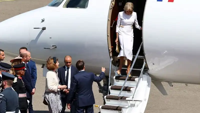 Macron Ailesinde Yeni Kriz: Eşi Elini Uzatınca Geri Çekildi