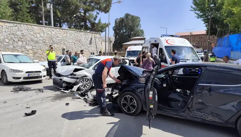 Bitlis'te Feci Kaza: Çarpışan Otomobiller 10 Yaralı