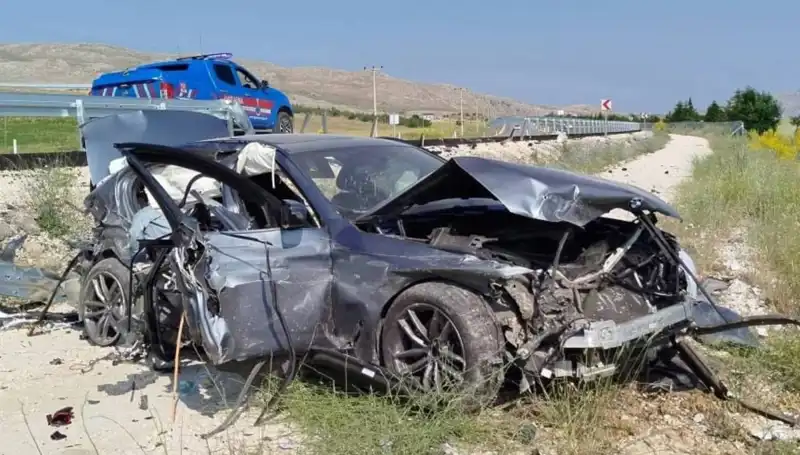 Sivas'ta İki Ayrı Trafik Kazası: 9 Yaralı, Olay Yerinden İlk Görüntüler