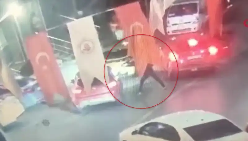 Kağıthane'de Sokak Ortasında Cinayet: Genç Adam Otomobilinde Kurşun Yağmuruna Tutuldu