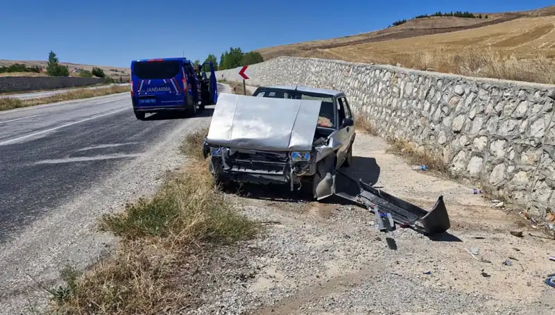 Kontrolden Çıkan Otomobil Duvara Çarptı: Yaralıların Durumu Ciddi mi?